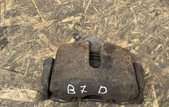Volkswagen PASSAT B7 Front brake caliper