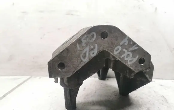 Engine mounting bracket