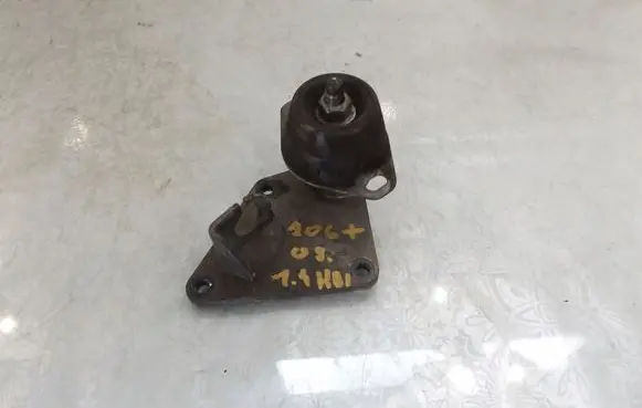 Peugeot 206+ Gearbox mounting bracket