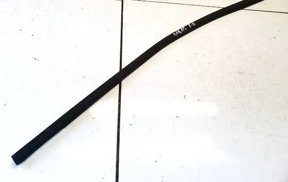 Volkswagen Touran I Front door glass trim molding