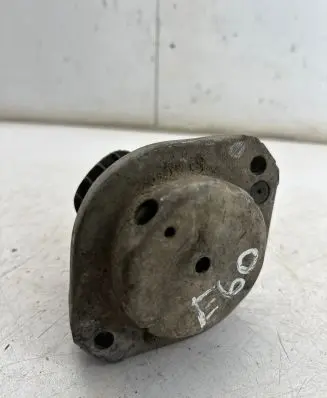 BMW 5 E60 E61 Engine mount bracket 6761090 15934612