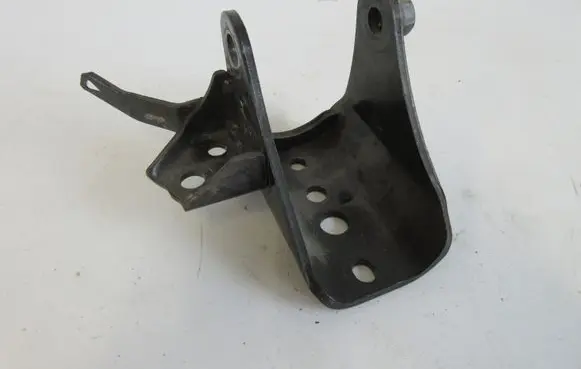 Engine mounting bracket