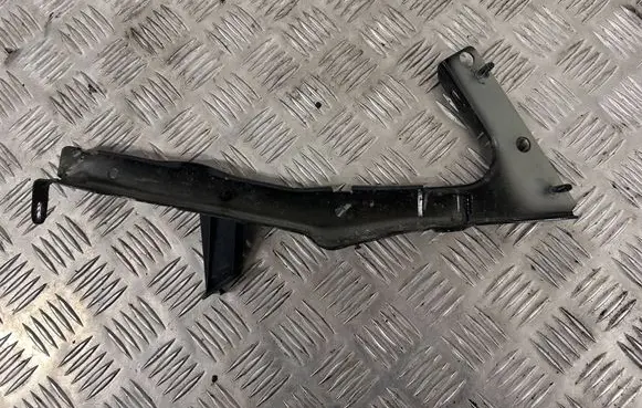 Audi S5 Facelift Fender mounting bracket 8T0821135