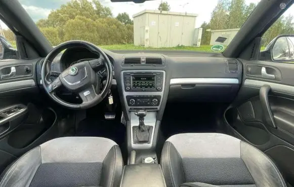 Skoda Octavia Mk2 (1Z) Radio/GPS head unit trim YX1CZ