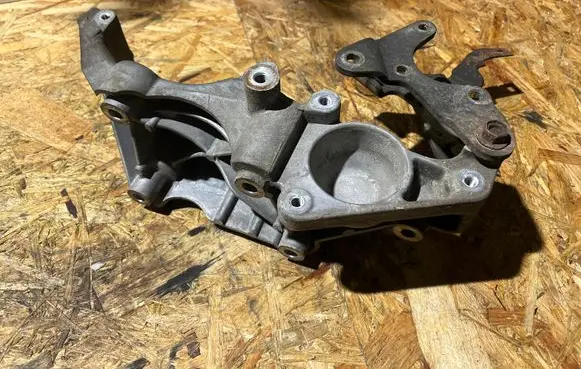Nissan Navara D23 Generator/alternator bracket 117107563R