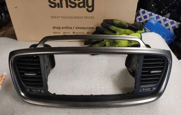 Radio/GPS head unit trim
