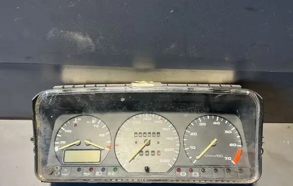 Volkswagen PASSAT B3 Speedometer (instrument cluster) 81117620