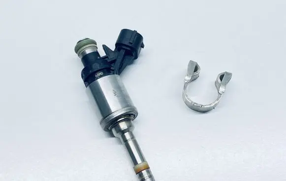 Suzuki SX4 S-Cross Fuel injector 1571068M00 1571568M00