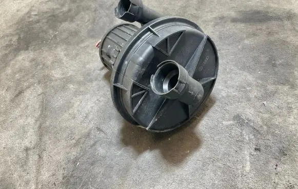 Volkswagen Golf V Secondary air pump 06A131333C 72293407