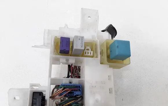 Toyota Corolla E120 E130 Relay mounting block 