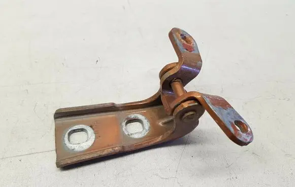 Cadillac CTS Front door lower hinge V026