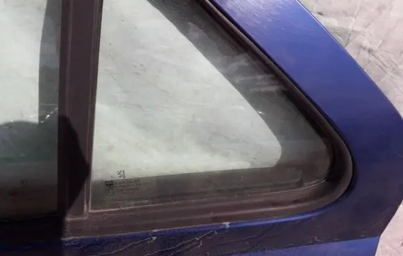 Peugeot 406 Rear vent window glass 