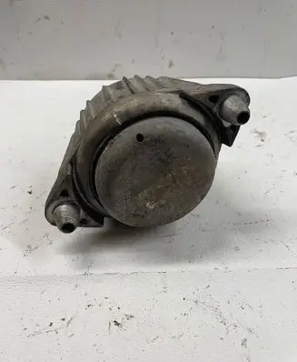 Mercedes-Benz C W204 Engine mount bracket