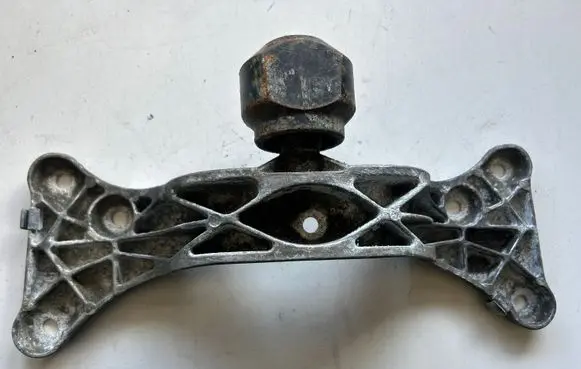 BMW 7 E38 Gearbox mounting bracket 1096427