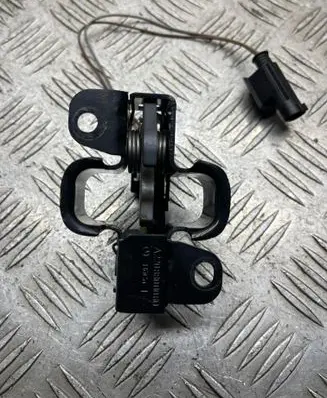 Engine bonnet/hood lock/catch