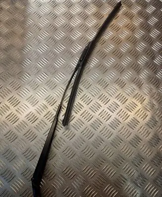 Opel Zafira B Front wiper blade arm 13145564