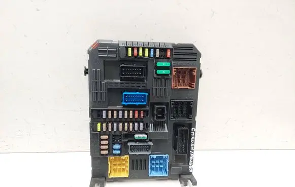 Peugeot 3008 II Fuse module 9830805680 28625151 0931942314
