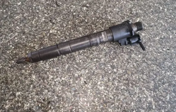 Volvo S60 Fuel injector 31303238