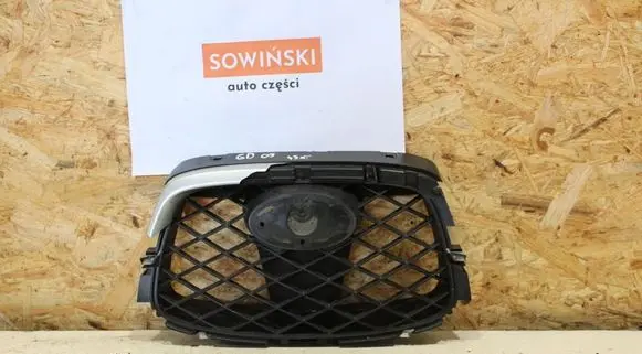 Subaru Impreza II Front bumper upper radiator grill 340290984