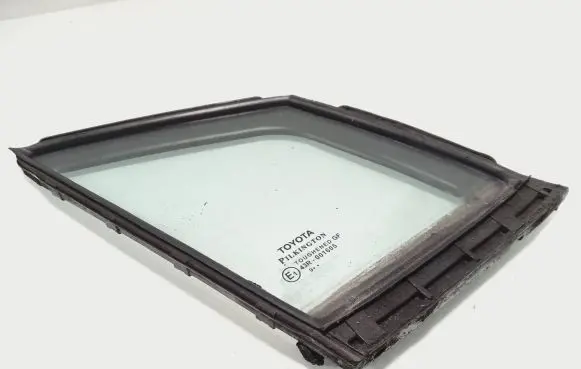 Toyota Avensis T270 Front door vent window glass four-door 6821505010d