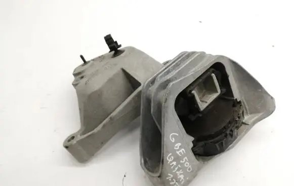 Nissan Qashqai Engine mounting bracket 112327345