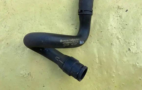 Mercedes-Benz A W169 Engine coolant pipe/hose A1698301596