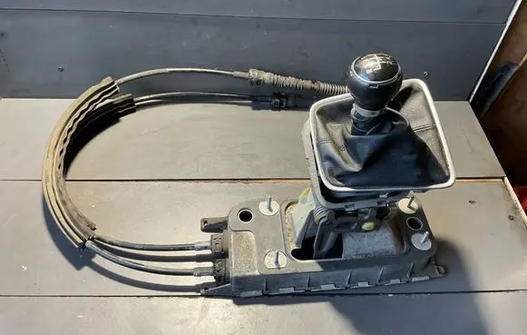 Volkswagen Golf Plus Gear shifter/selector 1K0711061A
