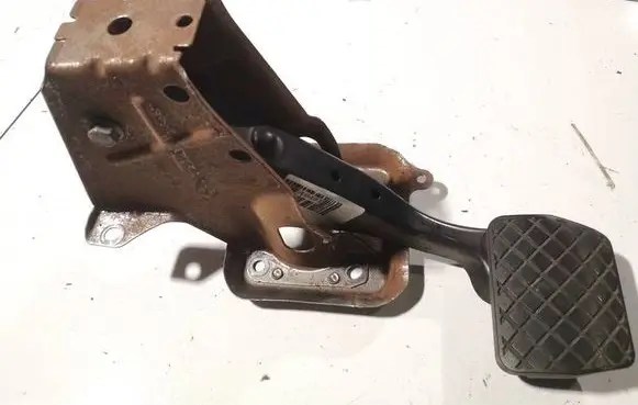 Volkswagen Touran II Clutch pedal 