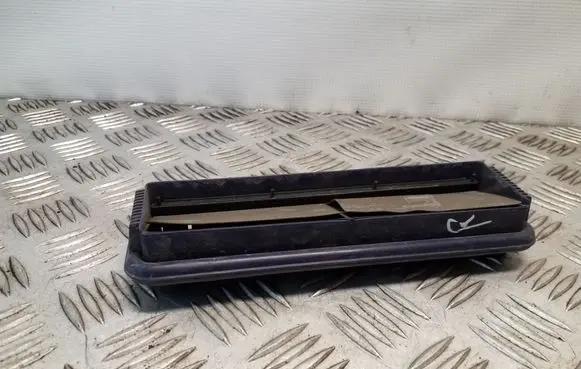 Quarter panel pressure vent
