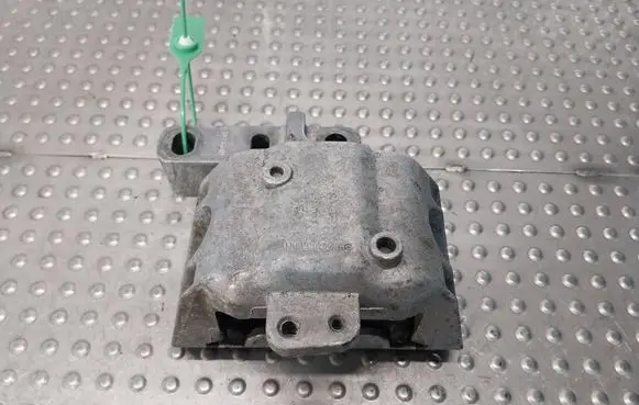 Engine mount vacuum valve