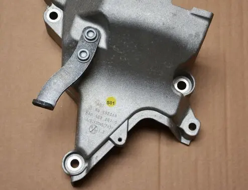 Volkswagen Polo V 6R Engine mounting bracket 04C199207G