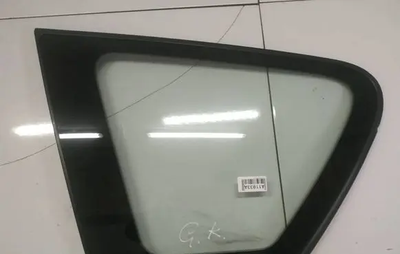 Toyota Avensis Verso Rear side window AS2