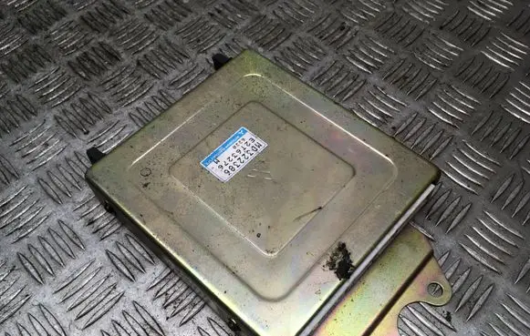 Mitsubishi Carisma Engine control unit/module MD322386 E2T63276 6220M
