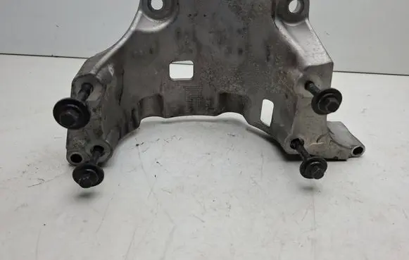 Volvo XC90 Generator/alternator bracket 31480101