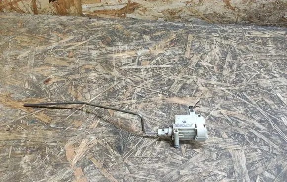 Volkswagen PASSAT B7 Central locking motor 3AAG10773