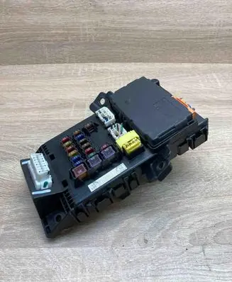 Toyota Avensis T250 Fuse module 8264105010 05810520