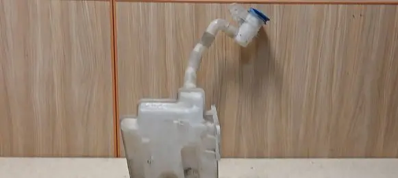 Windshield washer fluid reservoir/tank