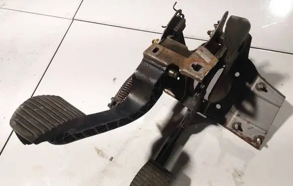 Peugeot 1007 Brake pedal