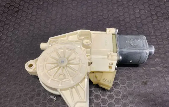 Mercedes-Benz C W204 Front door window regulator motor A2048200242 971132100 0806