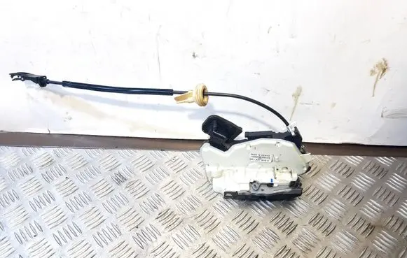Volkswagen Jetta VI Front door lock 5K1837016E