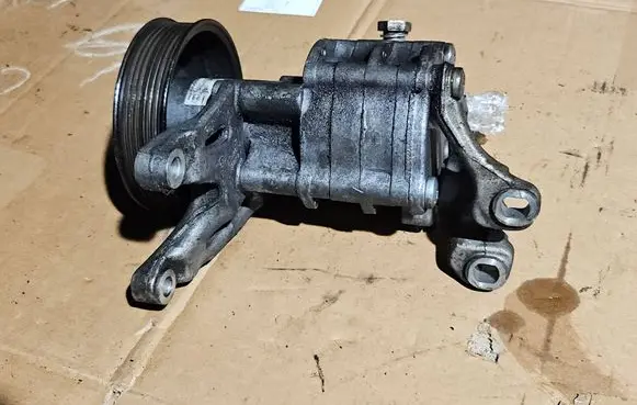 BMW 5 E60 E61 Power steering pump 6776834