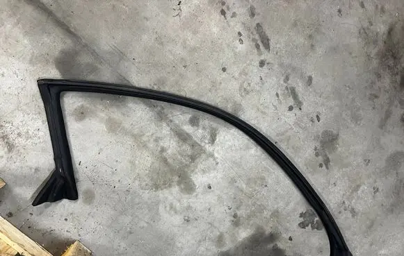 Ford Mustang VI Front door rubber seal 