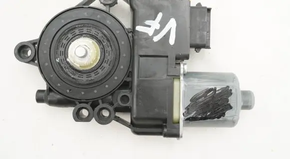 Hyundai ix20 Front door window regulator motor 824501P010