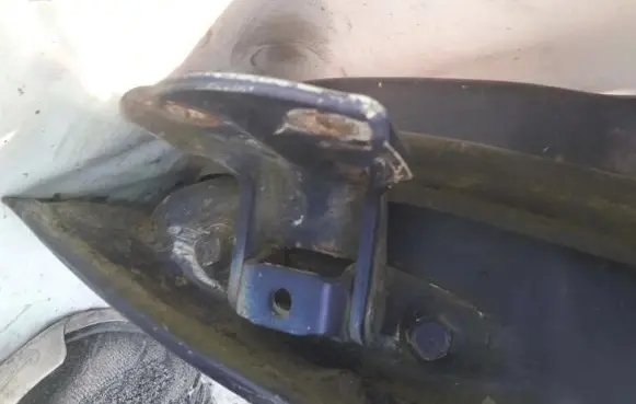 Hyundai Lantra I Rear door lower hinge