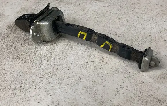 Skoda Octavia Mk2 (1Z) Front door check strap stopper 