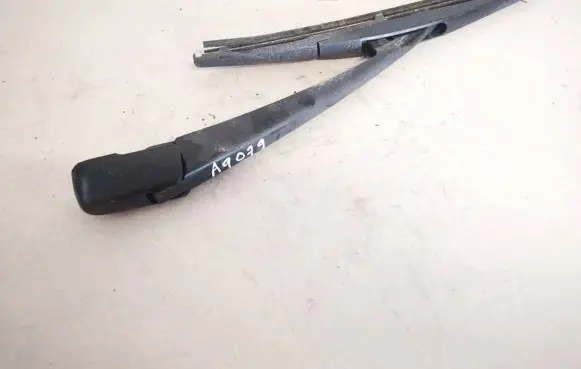 Rear wiper blade arm