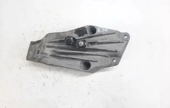 BMW 5 G30 G31 Engine mounting bracket 6861555