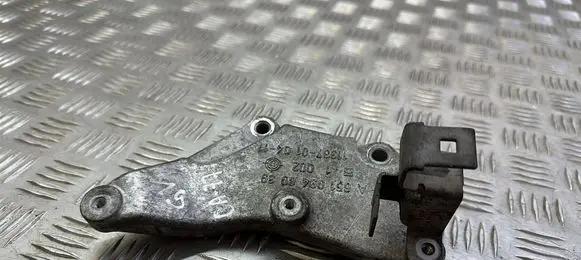 Engine mounting bracket