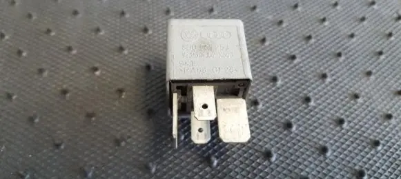 Volkswagen PASSAT B5 Other relay 8D0951253 V23134-J52-X300
