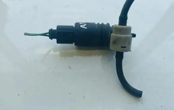 Volkswagen Golf IV Windscreen/windshield washer pump